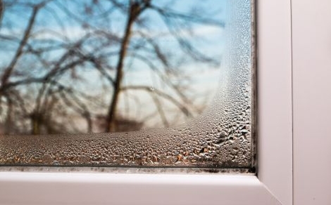 Condensatie op het raam van de slaapkamer 