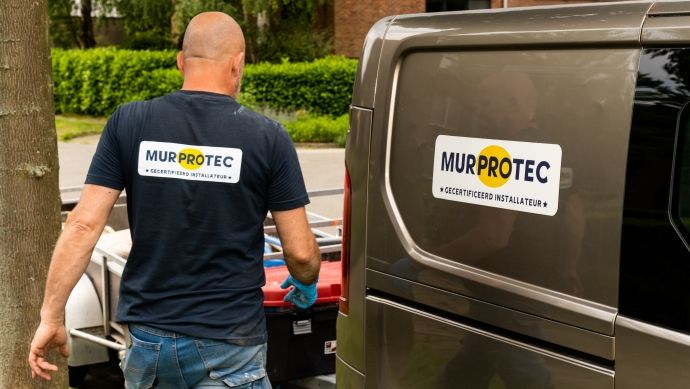 Murprotec Pro naast z’n wagen 