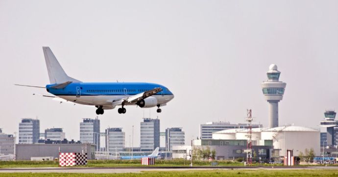 Vliegtuig landt op Schiphol, Haarlemmermeer. 